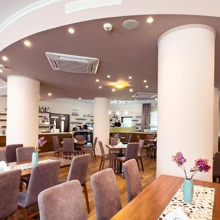 瑟莫酒店 Štúrovo 外观 照片
