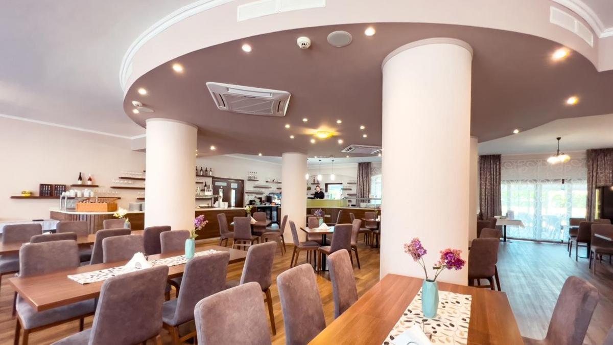 瑟莫酒店 Štúrovo 外观 照片