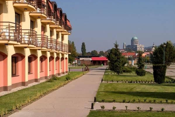 瑟莫酒店 Štúrovo 外观 照片